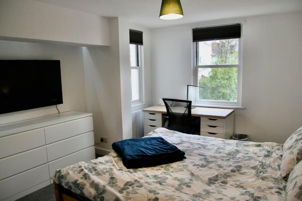 Vernon Place Town Centre, Vernon Cottage 3-Bed With Parking, 1A Vernon Court 2-Bed With Parking, 1B Studio No Parking, Off The High Street Next To Sandford Park Cheltenham Ngoại thất bức ảnh