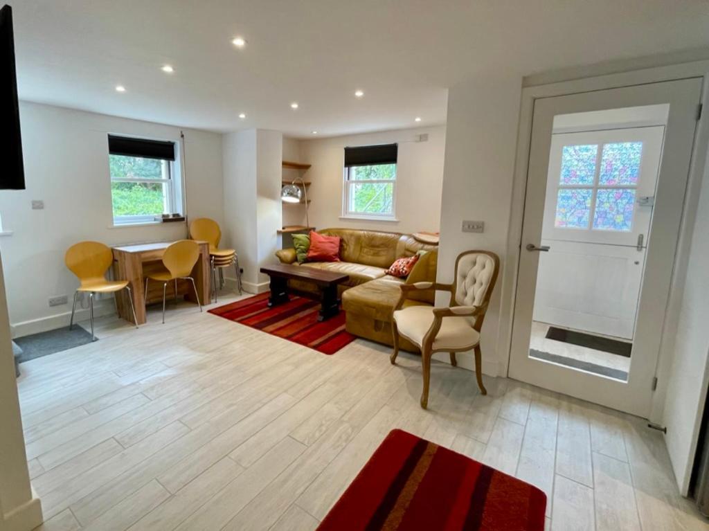 Vernon Place Town Centre, Vernon Cottage 3-Bed With Parking, 1A Vernon Court 2-Bed With Parking, 1B Studio No Parking, Off The High Street Next To Sandford Park Cheltenham Ngoại thất bức ảnh