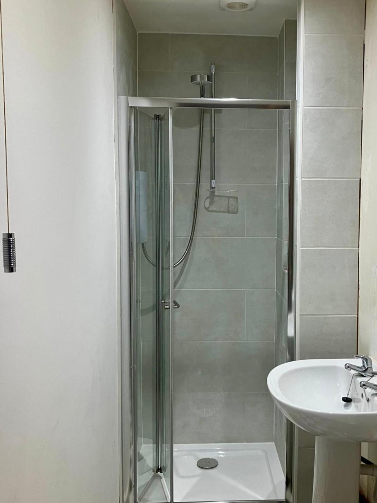 Vernon Place Town Centre, Vernon Cottage 3-Bed With Parking, 1A Vernon Court 2-Bed With Parking, 1B Studio No Parking, Off The High Street Next To Sandford Park Cheltenham Ngoại thất bức ảnh