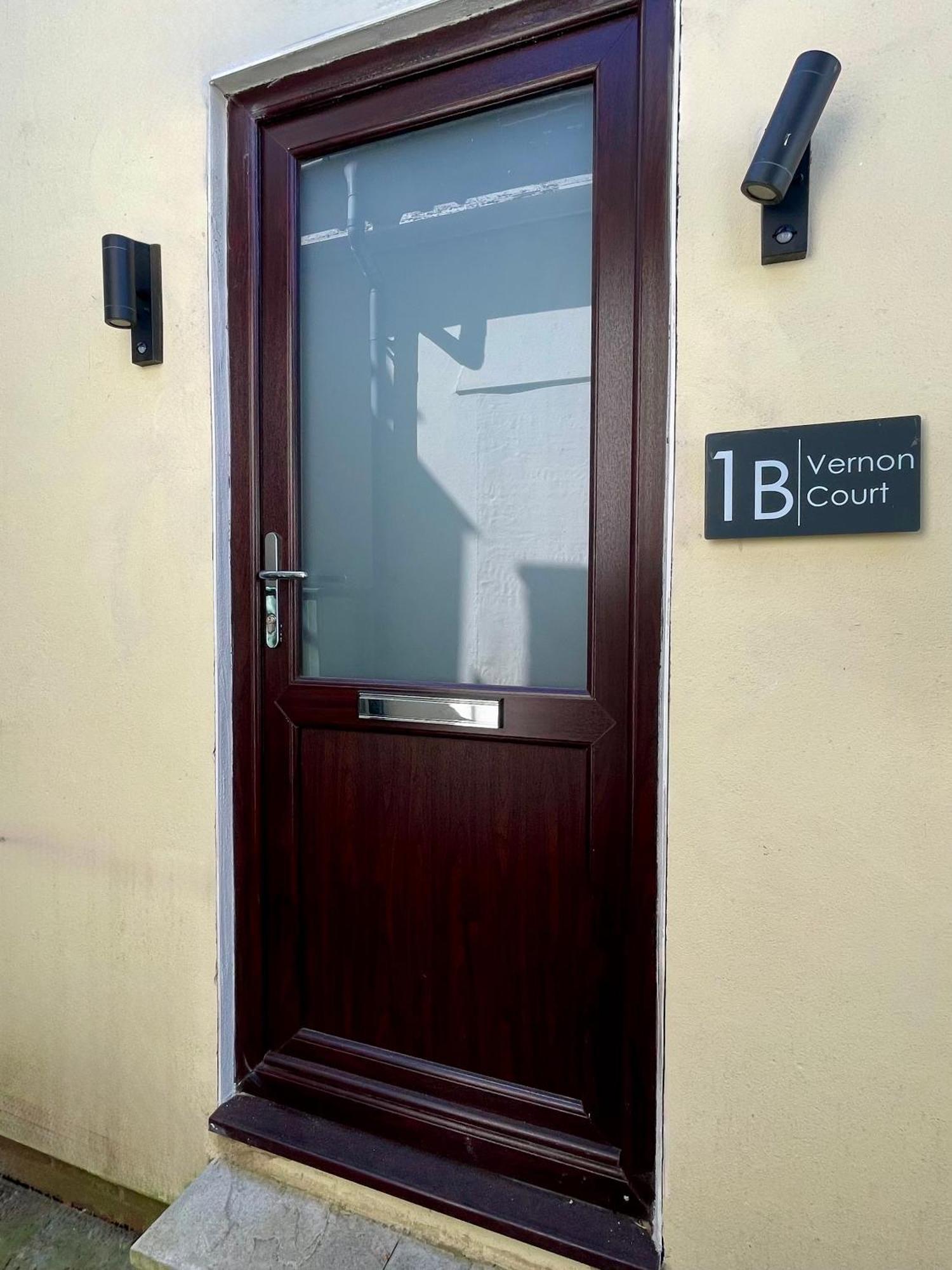 Vernon Place Town Centre, Vernon Cottage 3-Bed With Parking, 1A Vernon Court 2-Bed With Parking, 1B Studio No Parking, Off The High Street Next To Sandford Park Cheltenham Ngoại thất bức ảnh